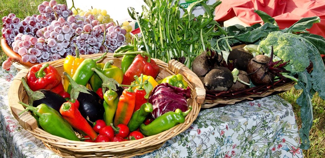 Цените на зеленчуците падат, картофите и млечните продукти поскъпват
